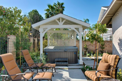 Transitional patio photo in Los Angeles