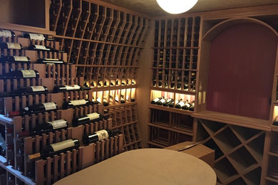 ニューヨークにあるトラディショナルスタイルのおしゃれなワインセラーの写真