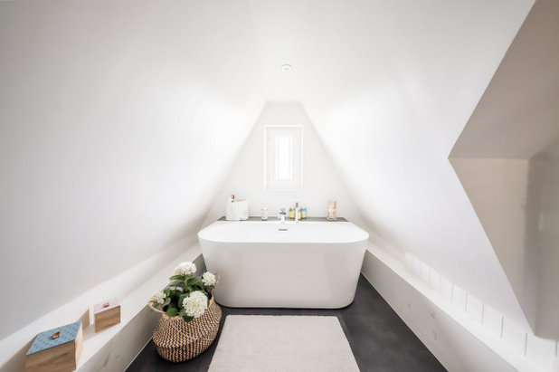 モダン 浴室 by Maison Oscar