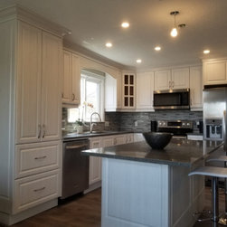 Profile G | Light Chiffon White, Dark Grain, Textured Cabinetry - Kitchen Cabinetry