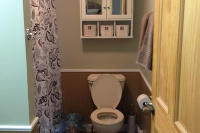 Powder room - traditional powder room idea in New York