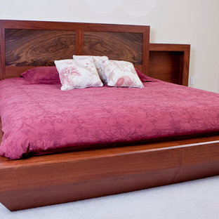 Idee per una grande camera matrimoniale etnica con pareti beige, moquette, nessun camino e pavimento bianco