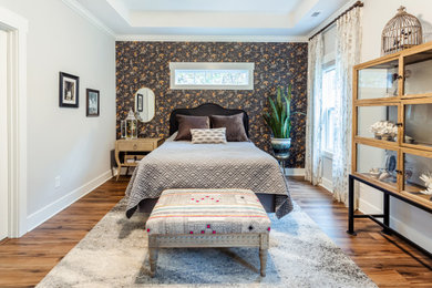 Ejemplo de habitación de invitados bohemia de tamaño medio con paredes grises, suelo vinílico, bandeja y papel pintado