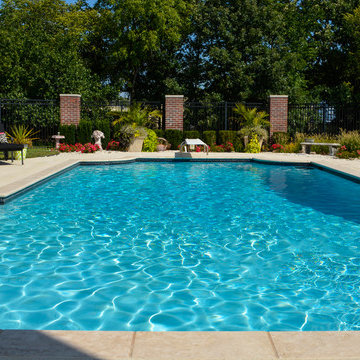 Grecian swimming pool with L, diving board and hot tub