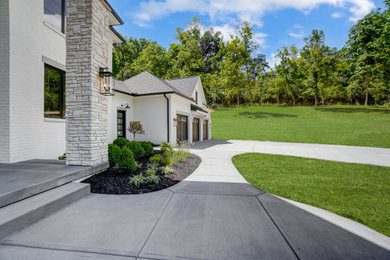 Example of a farmhouse home design design in Cincinnati