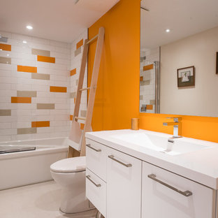 Ispirazione per una stanza da bagno padronale moderna di medie dimensioni con ante lisce, ante bianche, vasca ad alcova, vasca/doccia, WC monopezzo, piastrelle multicolore, piastrelle in gres porcellanato, pareti arancioni, pavimento in gres porcellanato, lavabo integrato, top in quarzite, pavimento beige e porta doccia a battente