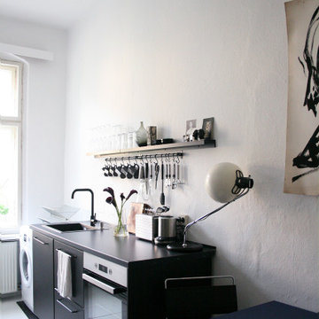 Contrasting Minimalism in Friedrichshain’s Kitchen