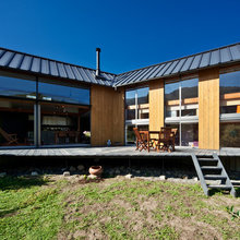 Houzzツアー：屋外と室内をゆるやかに繋げた、2つの山を眺めて暮らす家
