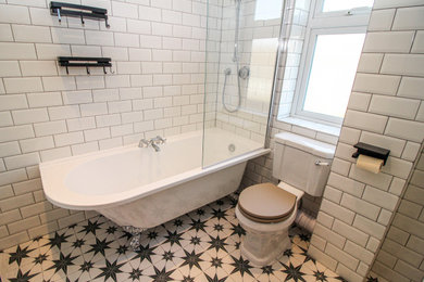 ハンプシャーにあるヴィクトリアン調のおしゃれな浴室の写真