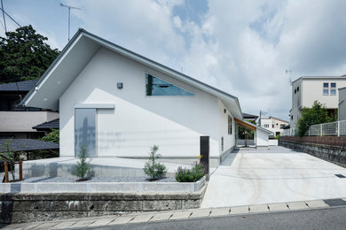 Modelo de fachada de casa blanca y gris nórdica de tamaño medio de una planta con tejado a dos aguas y tejado de metal