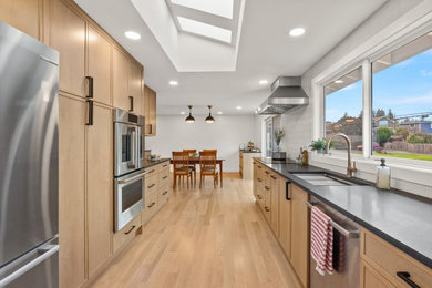 Example of a kitchen design in Seattle