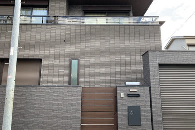 東京23区にある中くらいなモダンスタイルのおしゃれな家の外観 (石材サイディング) の写真