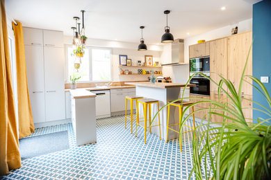 Diseño de cocina contemporánea grande con encimera de madera, salpicadero de madera, suelo de azulejos de cemento, una isla y suelo azul