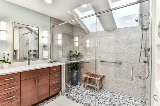 Современный Ванная комната by Synergy Design & Construction