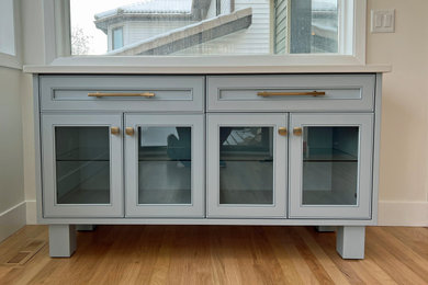 Foto de cocina moderna con armarios tipo vitrina, puertas de armario grises, encimera de cuarzo compacto y encimeras blancas