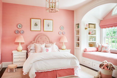 Diseño de dormitorio infantil clásico de tamaño medio con paredes rosas, suelo de madera oscura, suelo marrón y papel pintado