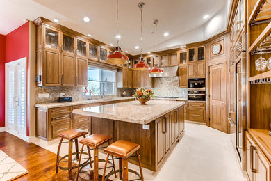 Example of a kitchen design in San Diego