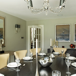 プネーの中サイズのコンテンポラリースタイルのLDKの画像 (緑の壁、無垢フローリング)