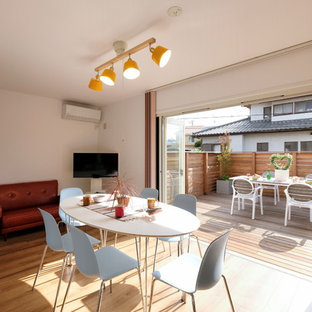 他の地域の北欧スタイルのおしゃれなダイニング (白い壁、淡色無垢フローリング、暖炉なし、マルチカラーの床) の写真