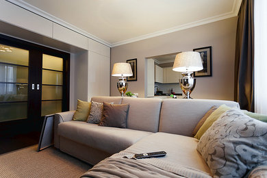 Стильный дизайн: маленькая гостиная комната в стиле фьюжн с бежевыми стенами, темным паркетным полом и телевизором на стене для на участке и в саду - последний тренд