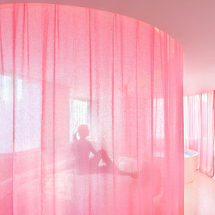 Immagine di una grande camera matrimoniale etnica con pareti bianche e parquet chiaro