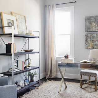 Esempio di uno studio country con pareti grigie, parquet scuro, scrivania autoportante e pavimento marrone