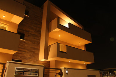 Modelo de fachada moderna de tres plantas