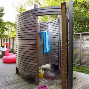 ボストンのビーチスタイルのおしゃれなデッキ (屋外シャワー、日よけなし) の写真