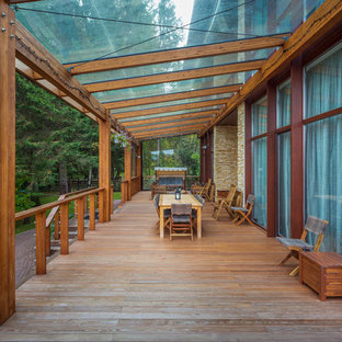 モスクワの大きいエクレクティックスタイルのおしゃれなデッキ (張り出し屋根) の写真