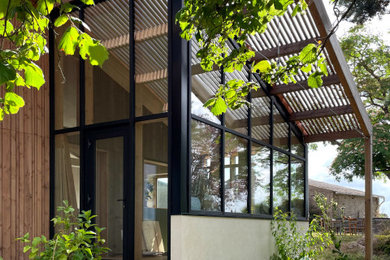 This is an example of a contemporary home in Nantes.