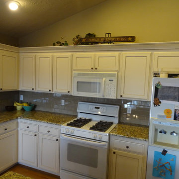 Oak Kitchen to Off-White with Glaze and Brown Accent Island