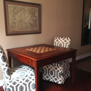 フィラデルフィアの広いトラディショナルスタイルのLDKの画像 (ベージュの壁、無垢フローリング、暖炉なし)