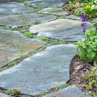 Geometrischer, Großer, Halbschattiger Eklektischer Garten im Frühling, hinter dem Haus mit Gartenweg und Natursteinplatten in Los Angeles