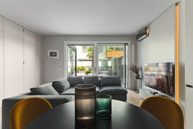 Idee per un ampio soggiorno contemporaneo aperto con pareti beige, pavimento in gres porcellanato e TV a parete