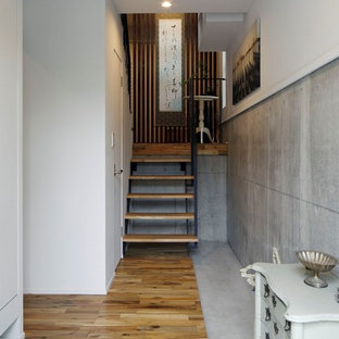 他の地域のエクレクティックスタイルのおしゃれな玄関 (グレーの床) の写真