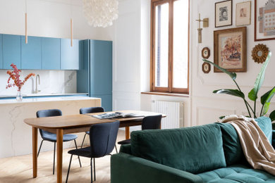 Esempio di un soggiorno classico di medie dimensioni e aperto con pareti bianche, parquet chiaro e boiserie