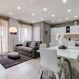 ローマの中サイズのコンテンポラリースタイルのLDKの画像 (セラミックタイルの床、グレーの壁、白い床)