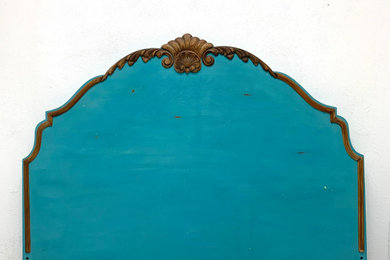 Cabezal antiguo restaurado y pintado en azul
