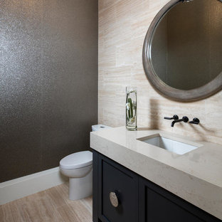 Esempio di una piccola stanza da bagno con doccia moderna con ante in stile shaker, ante nere, WC monopezzo, piastrelle beige, piastrelle in travertino, pareti grigie, pavimento in travertino, lavabo sottopiano, top in quarzo composito, pavimento beige e top beige