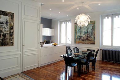 Exemple d'une salle de séjour chic de taille moyenne avec un sol en bois brun.