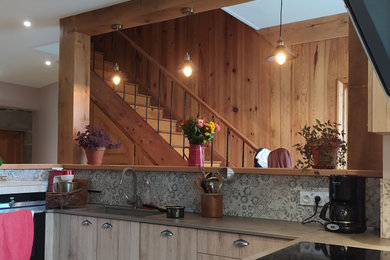 Exemple d'une cuisine ouverte nature en U et bois clair de taille moyenne avec une crédence en carreau de ciment.