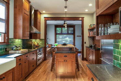 Design ideas for an arts and crafts kitchen in Portland.