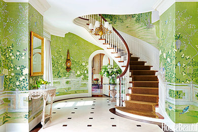 Foto di un grande ingresso classico con pareti verdi, pavimento in pietra calcarea e pavimento bianco