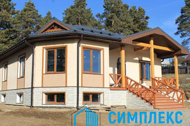 Diseño de fachada de casa beige contemporánea de tamaño medio de dos plantas con revestimientos combinados, tejado a cuatro aguas y tejado de teja de madera