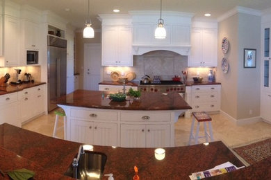 Kitchen - traditional kitchen idea in Miami