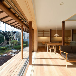 他の地域のアジアンスタイルのおしゃれなデッキ (張り出し屋根) の写真