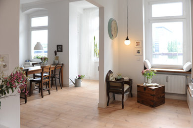 Mid-sized scandinavian formal living room in Berlin with white walls and light hardwood floors.