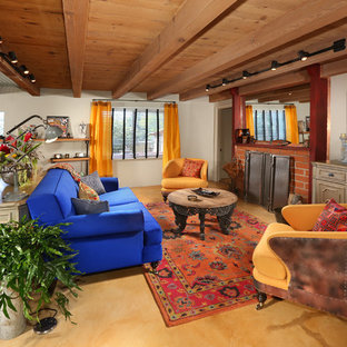 Mittelgroßes, Offenes Mediterranes Wohnzimmer mit weißer Wandfarbe, Schieferboden, Kamin, Kaminsims aus Backstein und Wand-TV in Los Angeles