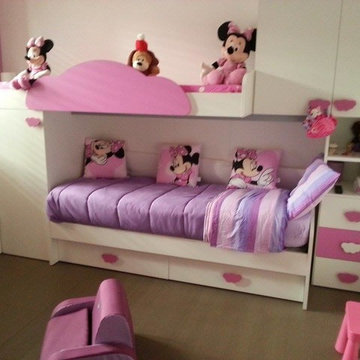 Cameretta bambini a soppalco bianca e rosa