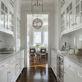 Zweizeilige, Große Klassische Küche ohne Insel mit Vorratsschrank, Waschbecken, Schrankfronten mit vertiefter Füllung, weißen Schränken, Küchenrückwand in Weiß, Küchengeräten aus Edelstahl und dunklem Holzboden in San Francisco